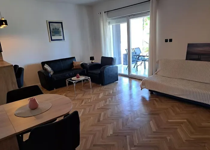 Apartment Kyra With Terrace And Garden