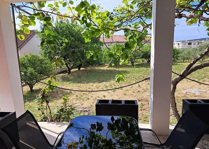Apartment Kyra With Terrace And Garden