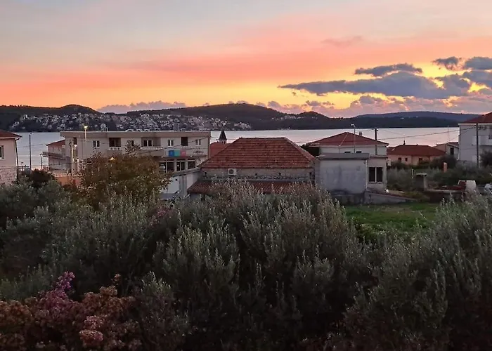 Apartment Kyra With Terrace And Garden