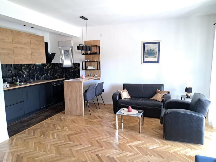 Kyra With Terrace And Garden Apartament Trogir
